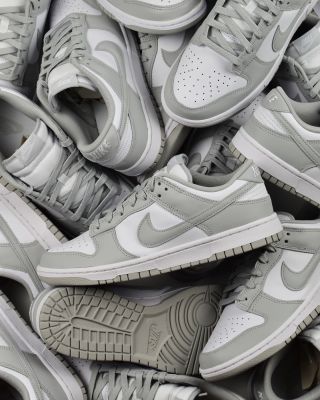Nejoblíbenější Dunky tohoto roku?🤩 Objednávej Dunk Low ‘Grey Fog’ u nás na webu.🌫️ Dostupné ve všech velikostech....